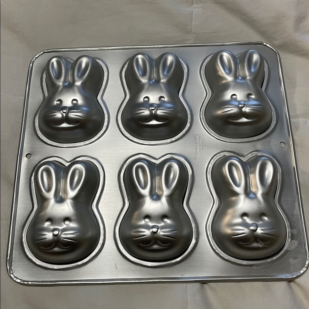Wilton | Aluminum | Bunny Head | Six | Individual | Cake | Mold/Pan/Tray | 1992